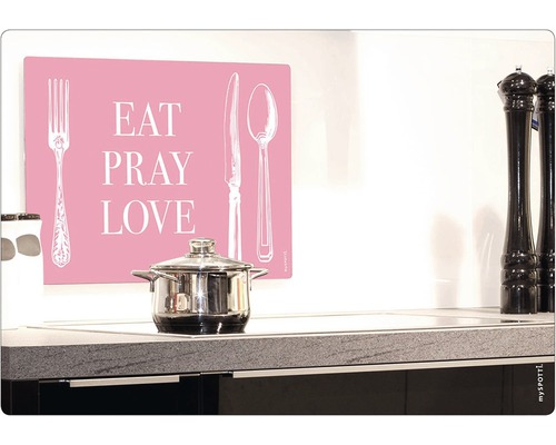 Scenă de bucătărie cu oală pe plită și decorație cu inscripție