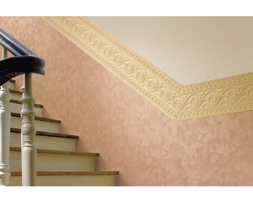 Casa scărilor cu bordură florală pe perete