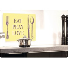 Scenă de bucătărie cu oală și decorație cu inscripția Eat Pray Love