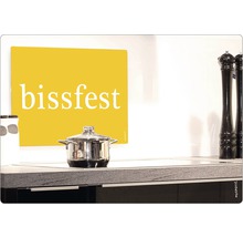 Scenă dintr-o bucătărie cu o oală și un tocător cu inscripția bissfest.