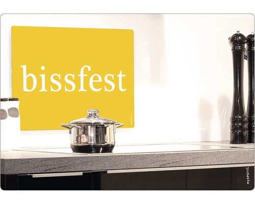 Scenă dintr-o bucătărie cu o oală și un tocător cu inscripția bissfest.