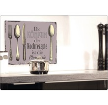 Panou decorativ de bucătărie cu inscripția 'Regina rețetelor de gătit este fantezia' deasupra unei cratițe