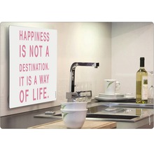Scenă cu o chiuvetă de bucătărie cu vase, robinet, un semn cu inscripția Fericirea nu este o destinație, ci un mod de viață și o sticlă de vin