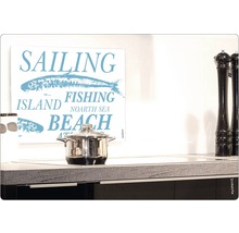 Scenă dintr-o bucătărie cu o oală pe o plită și o imagine cu motive maritime