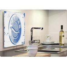 Scenă de bucătărie cu decor de perete, chiuvetă, robinet și veselă