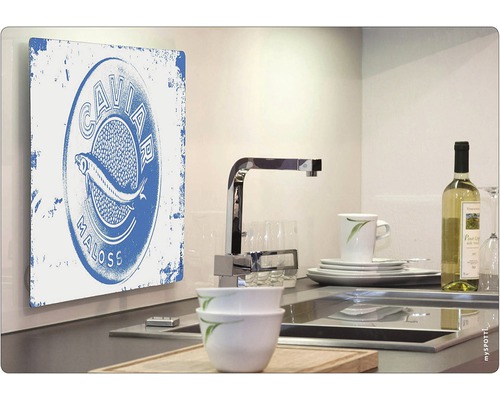 Scenă de bucătărie cu decor de perete, chiuvetă, robinet și veselă