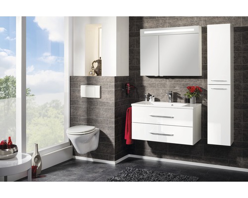 Baie modernă cu mobilier alb, dulap cu oglindă și toaletă