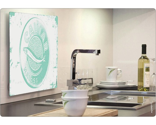 Scenă decorativă de bucătărie cu o pictură murală cu motiv de pește, chiuvetă și veselă