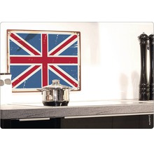 Panou metalic decorativ cu steagul Marii Britanii într-o bucătărie.