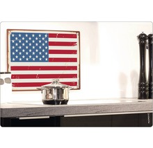 Placă decorativă din tablă cu steagul american într-o bucătărie