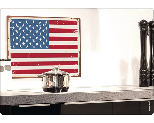 Placă decorativă din tablă cu steagul american într-o bucătărie