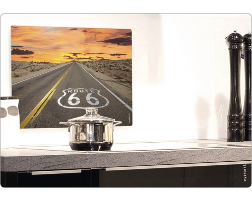 Placă decorativă cu motivul Route 66 într-o bucătărie