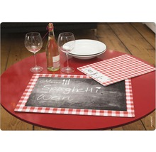 Masă aranjată cu băutură, pahare, farfurie și suporturi de farfurie