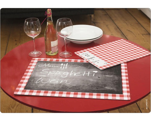 Masă aranjată cu băutură, pahare, farfurie și suporturi de farfurie