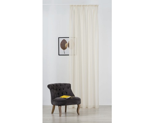 Scenă cu o draperie transparentă deschisă la culoare, un fotoliu și o imagine înrămată pe perete