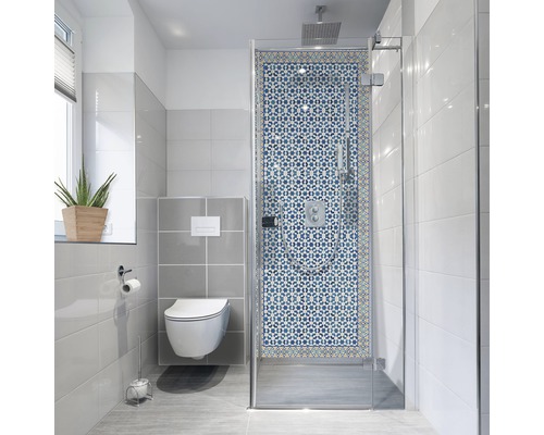 Baie modernă cu toaletă și cabină de duș cu plăci de mozaic