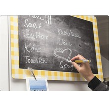 Tablă magnetică cu model galben în carouri și marker de cretă în mână