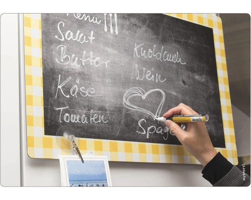 Tablă magnetică cu model galben în carouri și marker de cretă în mână