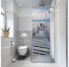 Baie modernă cu toaletă, fereastră, gresie și cabină de duș cu motiv de ponton