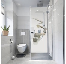 Baie luminoasă cu toaletă, duș și faianță