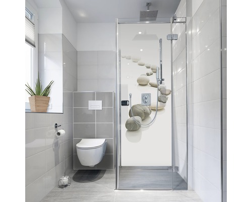 Baie luminoasă cu toaletă, duș și faianță