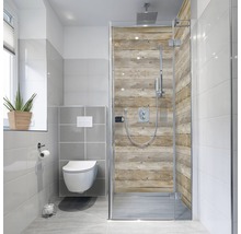 Baie luminoasă cu cabină de duș cu panouri din lemn și WC suspendat