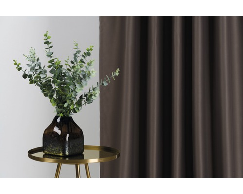 Aranjament decorativ cu perdea, masă și vază de flori