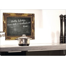 Tablă neagră cu ramă aurie, cratiță pe plită