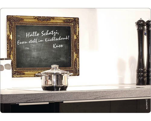 Tablă neagră cu ramă aurie, cratiță pe plită