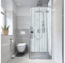 Baie modernă cu duș, toaletă și fereastră