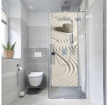 Baie modernă cu duș, toaletă și fereastră