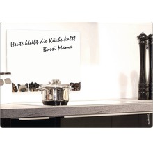 Tablă magnetică myspotti cu motiv cu câini și textul „Astăzi bucătăria rămâne rece! Bussi Mama” într-o bucătărie