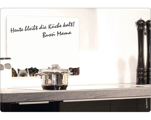 Tablă magnetică myspotti cu motiv cu câini și textul „Astăzi bucătăria rămâne rece! Bussi Mama” într-o bucătărie