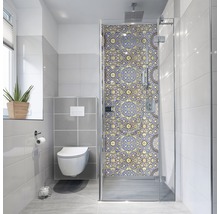 Baie cu toaletă și cabină de duș cu folie decorativă