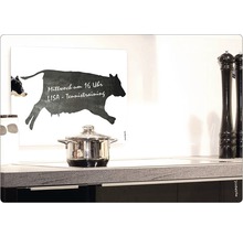 Bucătărie cu oală, râșnițe de condimente și tablou de perete cu motiv de vacă