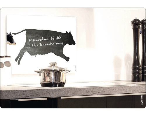 Bucătărie cu oală, râșnițe de condimente și tablou de perete cu motiv de vacă