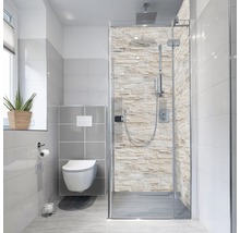 Baie modernă cu duș, toaletă și fereastră