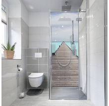 Baie luminoasă cu toaletă, fereastră și duș