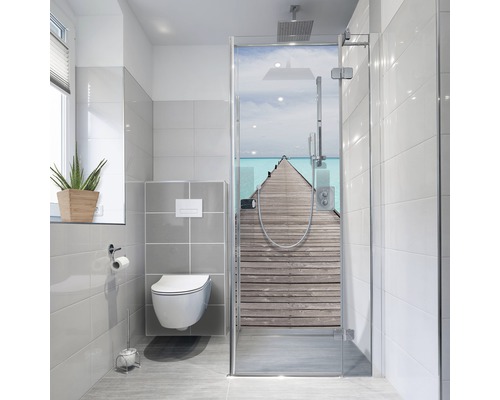 Baie luminoasă cu toaletă, fereastră și duș