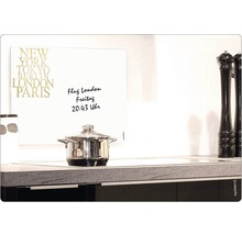 Tablă magnetică de sticlă cu inscripție și oală în bucătărie