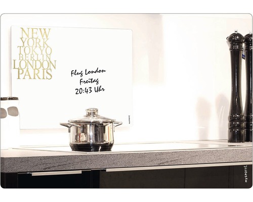 Tablă magnetică de sticlă cu inscripție și oală în bucătărie