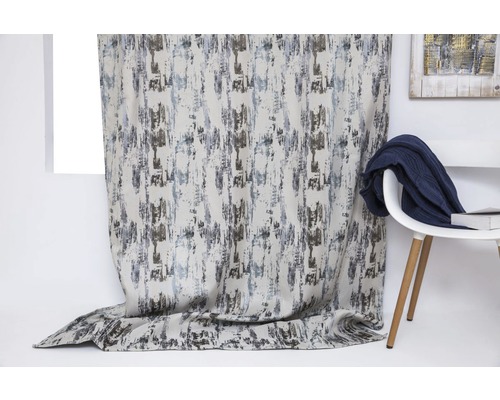 Perdea decorativă cu model abstract lângă un scaun