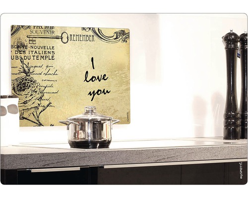 Scenă de bucătărie cu oală și protecție împotriva stropilor cu inscripție