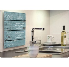 Scenă de bucătărie cu o pictură murală a unui meniu de cafenea în stil vintage