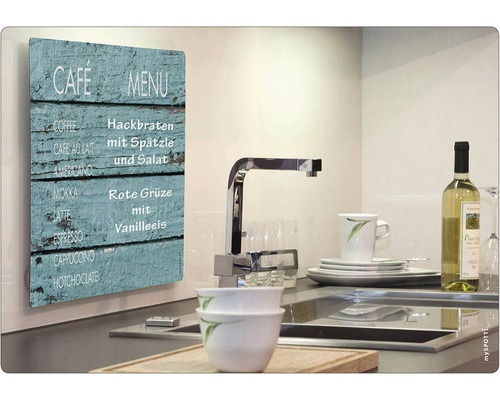 Scenă de bucătărie cu o pictură murală a unui meniu de cafenea în stil vintage