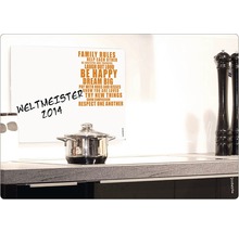 Tablă magnetică cu textul ''Family Rules'', o oală și ustensile de bucătărie