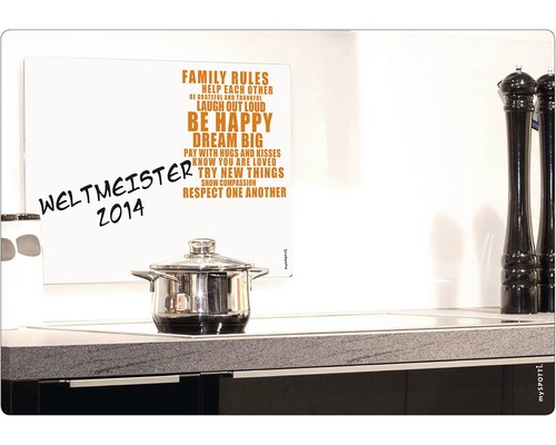 Tablă magnetică cu textul ''Family Rules'', o oală și ustensile de bucătărie