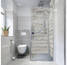 Baie modernă cu cabină de duș, toaletă și fereastră