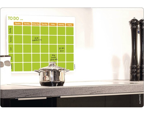 Planificator săptămânal cu oală în bucătărie