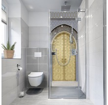 Baie modernă cu duș, toaletă și fereastră